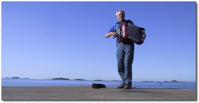 It is hard to finance the HAM hobby but I do as good as I can. This pix is from one of that SM3DTQ shows at a quayside summer 2007.