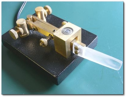 Kent single paddle is something I really like. It is a paddle that fits my style. I like a distinct paddle with small gaps that behaves trustful in speeds from 100 to 200 cpm during long rag chews.