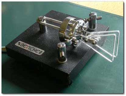 Bencher keyer is a soft keyer. When I get visitors I notise some prefer a soft key and some prefer the distinct keyers represented by Kent and Vibroplex. A good paddle and certain days I think it's great to have the possibility to play with a soft paddle like Bencher. The different alternatives helps me to enjoy CW every single day all the year around.